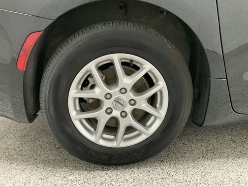 Used 2024 Chrysler Pacifica Touring-L FWD image 13