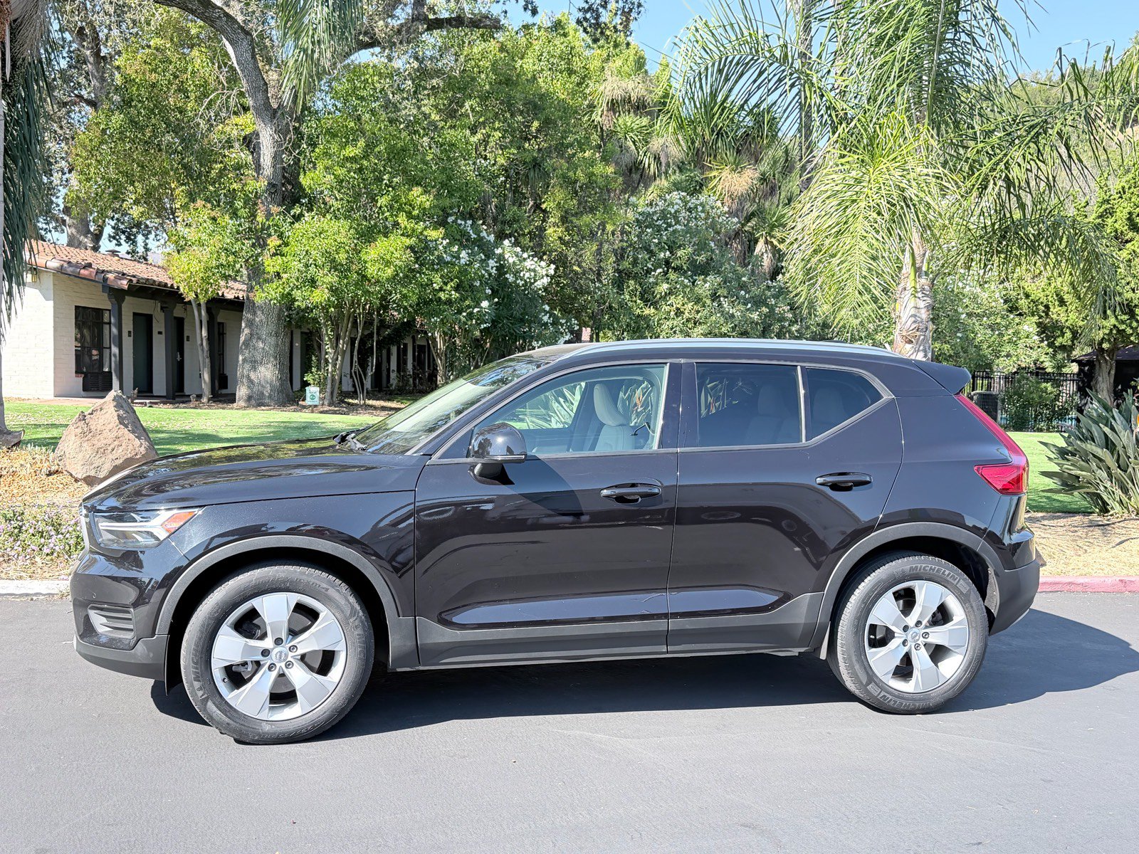 Used 2020 Volvo XC40 T4 Momentum FWD image 2