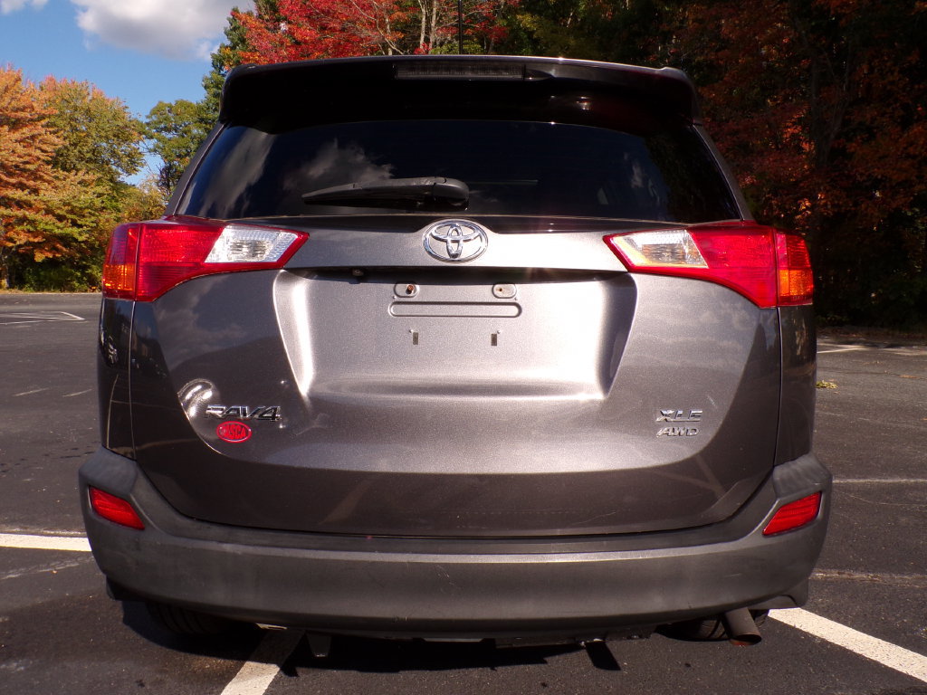 Used 2015 Toyota RAV4 XLE w/ Four Season Floor Mat Package AWD/4WD image 9