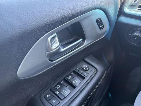 Used 2026 Chrysler Pacifica Limited w/ S Appearance Package FWD image 27