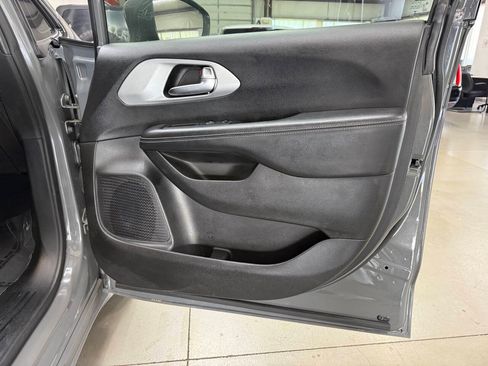 Used 2020 Chrysler Pacifica Touring-L Plus w/ S Appearance Package FWD image 15