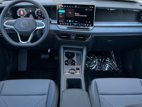 New 2025 Volkswagen Tiguan SE image 13
