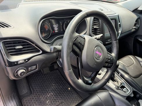 Used 2019 Jeep Cherokee Latitude Plus AWD/4WD image 7