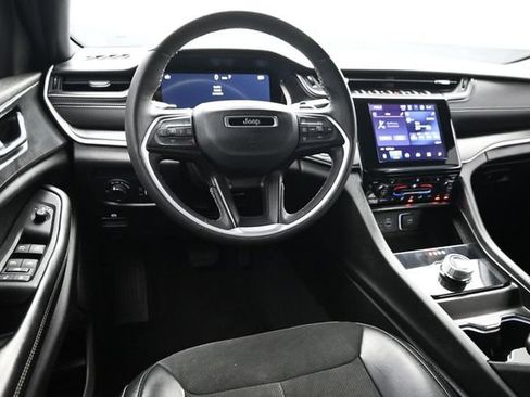 Used 2023 Jeep Grand Cherokee Altitude RWD image 12