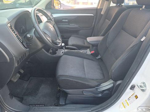 Used 2014 Mitsubishi Outlander SE image 20