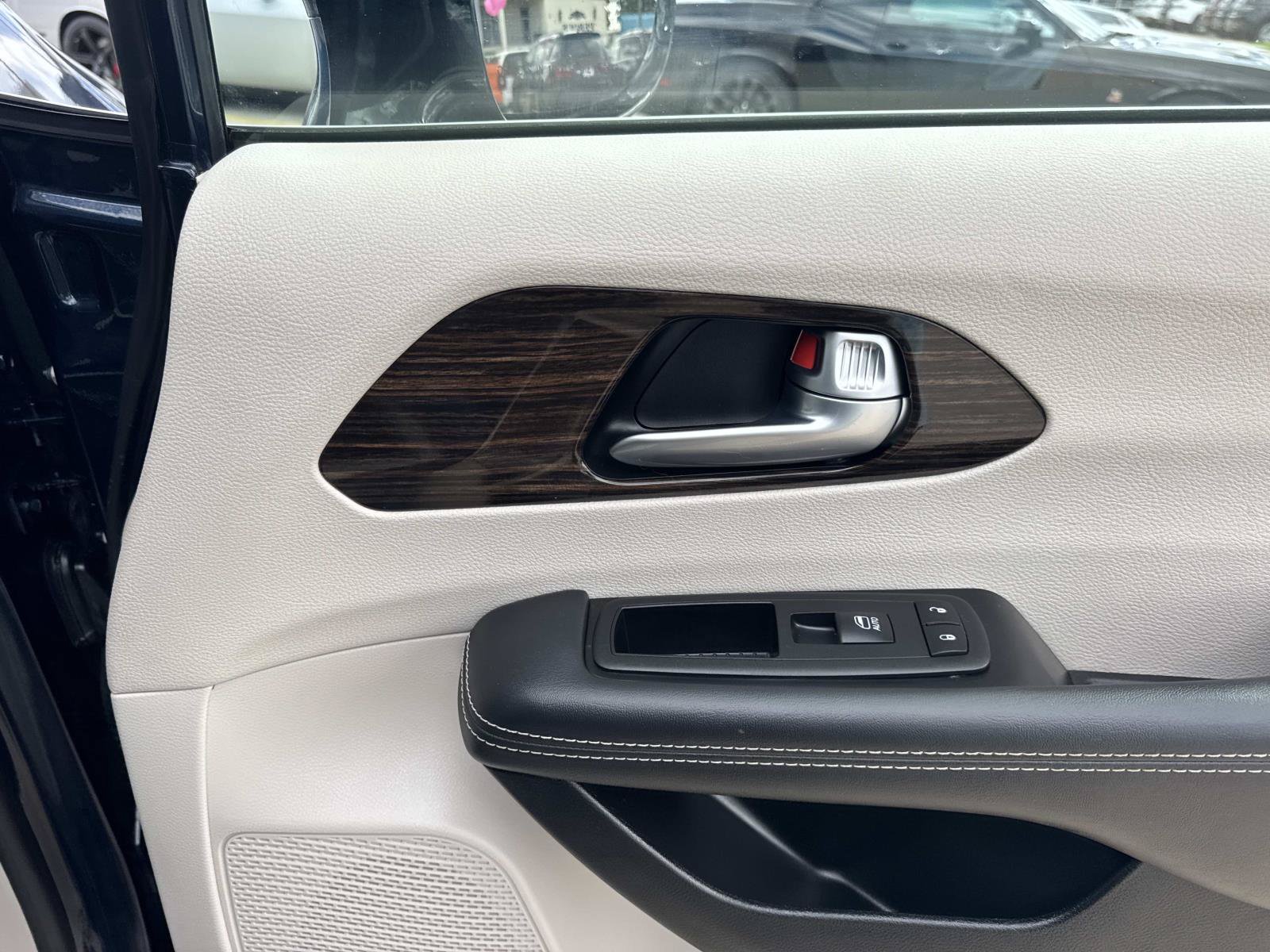 Used 2024 Chrysler Pacifica Limited FWD image 16