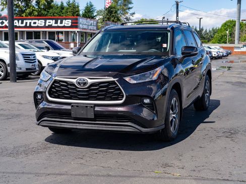 Used 2021 Toyota Highlander XLE AWD/4WD image 4