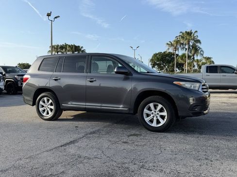 Used 2013 Toyota Highlander FWD image 2