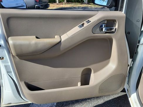 Used 2014 Nissan Frontier SV image 12