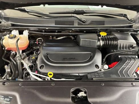 Used 2025 Chrysler Pacifica Limited image 11