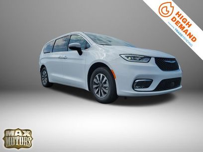 New 2023 Chrysler Pacifica Touring-L