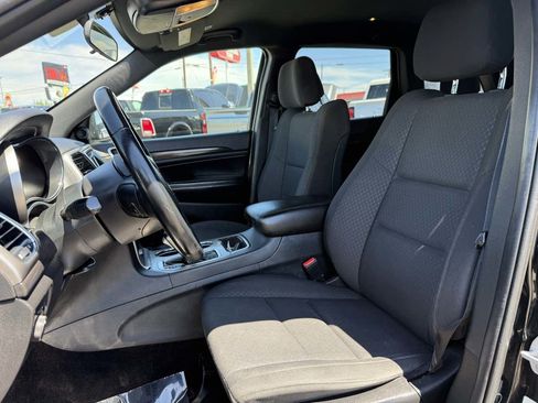 Used 2018 Jeep Grand Cherokee Laredo AWD/4WD image 9