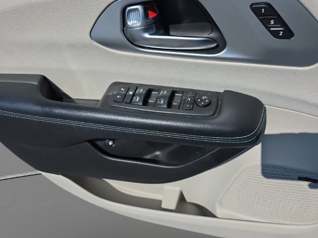 Used 2020 Chrysler Pacifica Limited w/ Advanced Safetytec Group FWD image 22