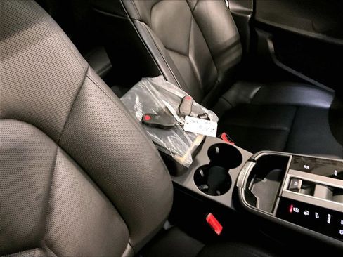 Used 2025 Porsche Macan image 16