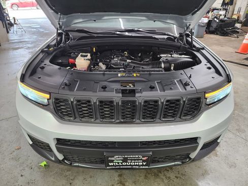 Used 2023 Jeep Grand Cherokee L Limited w/ Black Appearance Package AWD/4WD image 39