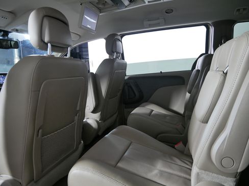 Used 2013 Chrysler Town & Country Touring-L w/ Driver Convenience Group FWD image 32