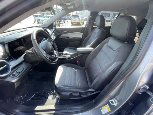 Used 2025 Chevrolet Trax LT w/ LT Convenience Package image 28