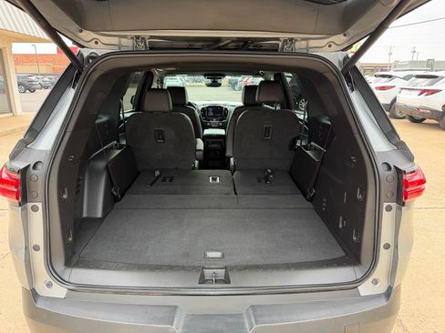 Used 2023 Chevrolet Traverse RS FWD image 17