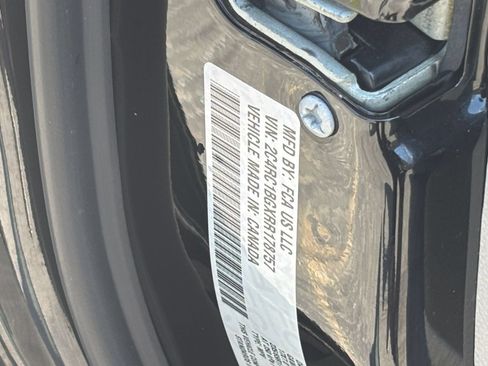 Used 2024 Chrysler Pacifica Touring-L FWD image 31