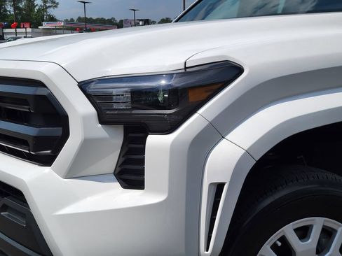 Used 2024 Toyota Tacoma SR AWD/4WD image 9