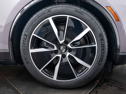 Certified 2025 Porsche Macan Turbo Electric AWD/4WD image 11
