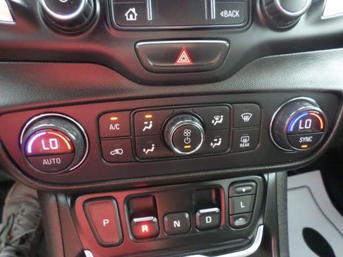 Used 2020 GMC Terrain SLE w/ Driver Convenience Package AWD/4WD image 18