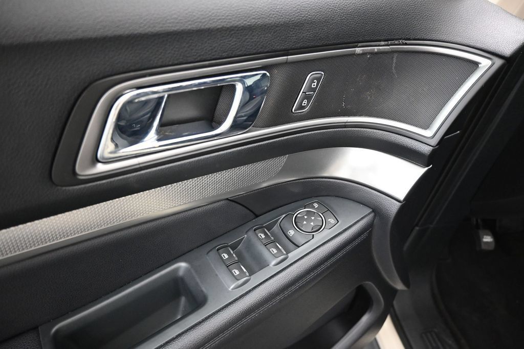 Certified 2018 Ford Explorer XLT w/ Equipment Group 201A FWD image 17