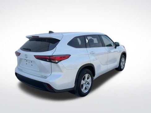 Used 2023 Toyota Highlander LE image 4