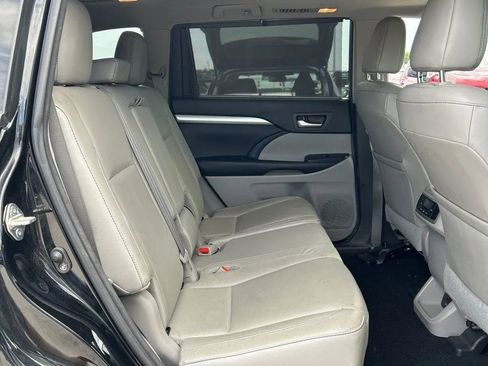 Used 2017 Toyota Highlander XLE AWD/4WD image 24