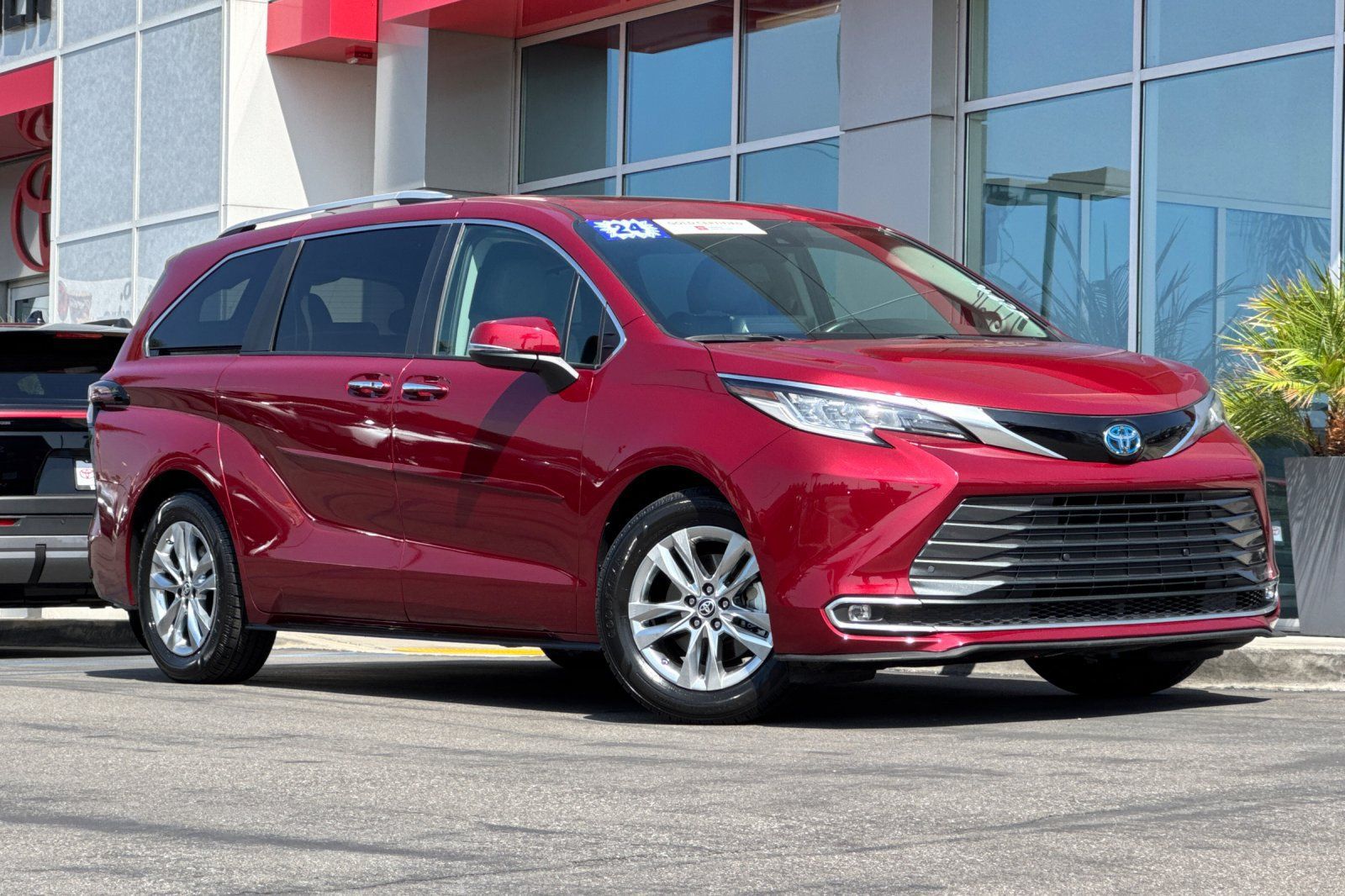 Used 2024 Toyota Sienna Limited FWD image 2