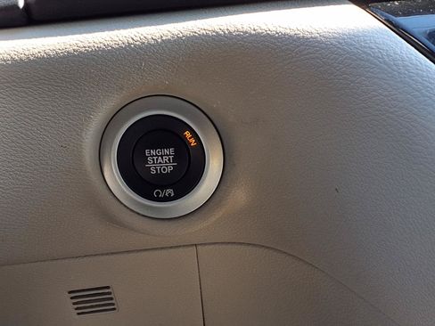 Used 2024 Chrysler Pacifica Touring-L FWD image 11