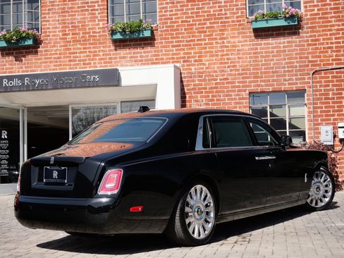 Used 2022 Rolls-Royce Phantom Extended Wheelbase w/ The Phantom Package RWD image 2