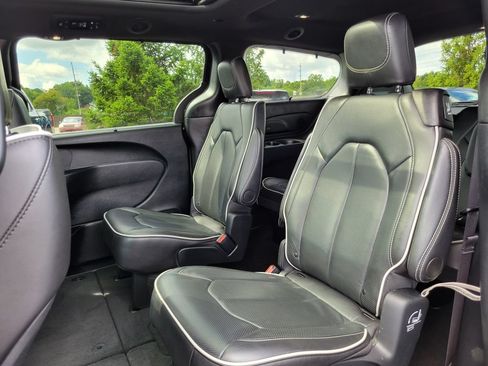 Used 2025 Chrysler Pacifica Limited FWD image 25