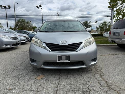 Used 2014 Toyota Sienna LE FWD image 2