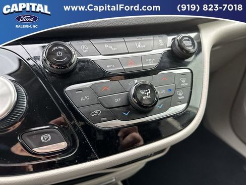 Used 2024 Chrysler Pacifica Touring-L image 28