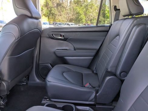 Certified 2024 Toyota Highlander XLE image 19