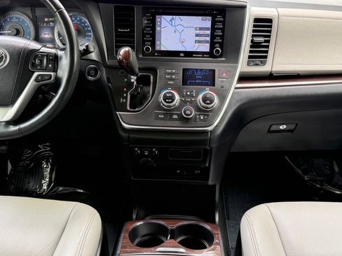 Used 2018 Toyota Sienna Limited Premium FWD image 36