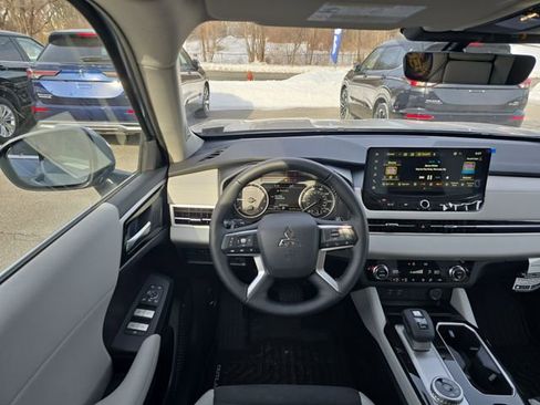 New 2026 Mitsubishi Outlander SE image 12
