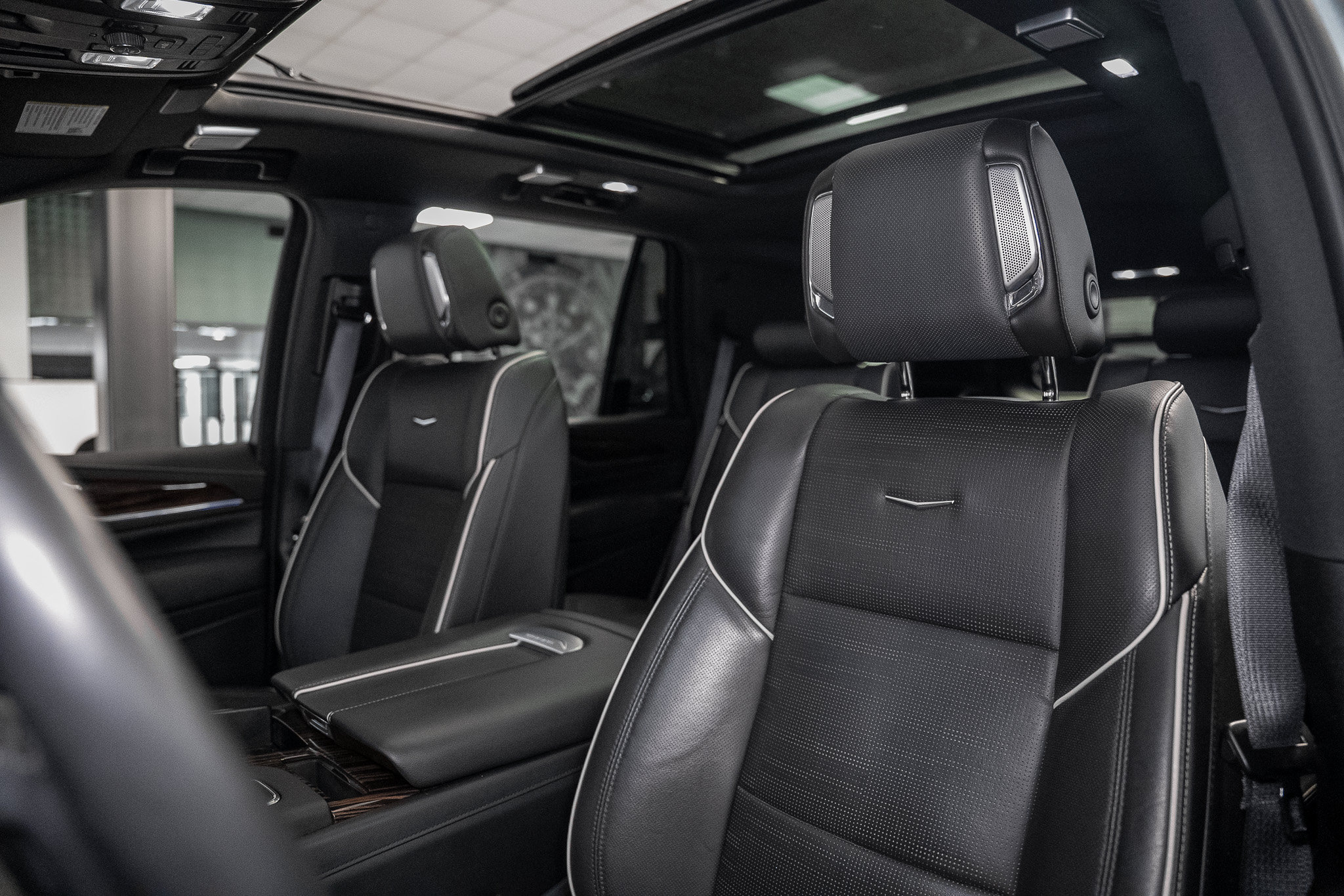 Used 2023 Cadillac Escalade Premium Luxury w/ Performance Package AWD/4WD image 3