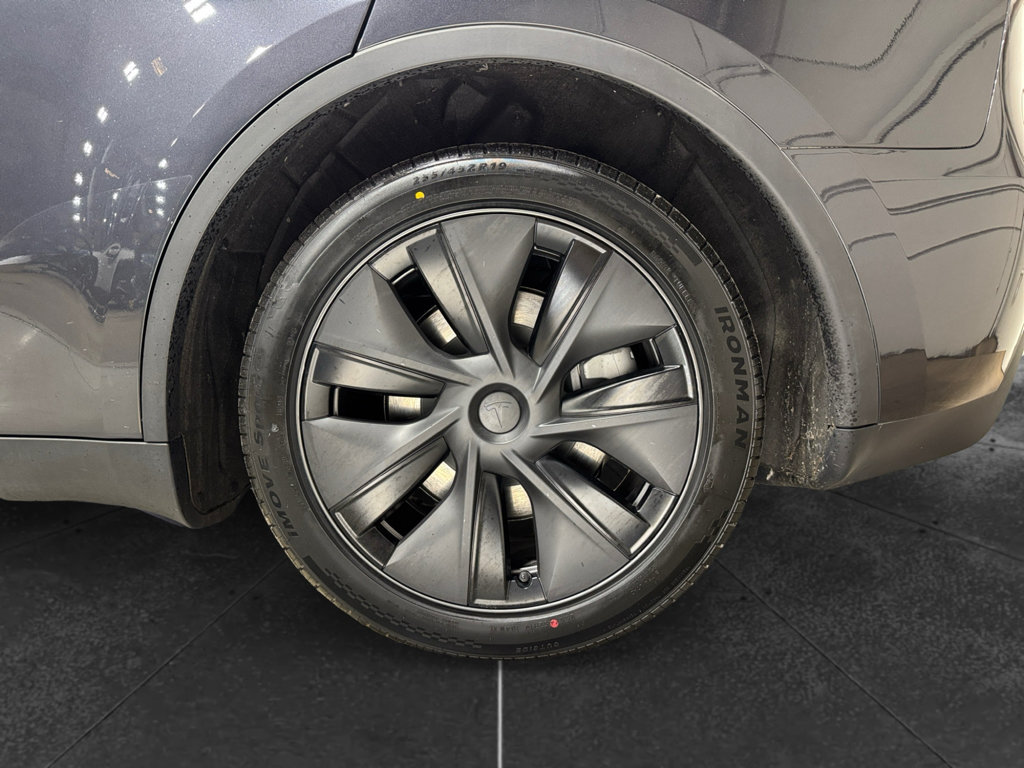 Used 2025 Tesla Model Y Long Range RWD image 32