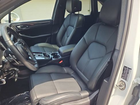Certified 2026 Porsche Macan AWD/4WD image 5