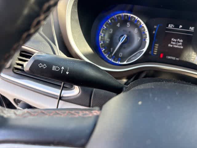 Used 2018 Chrysler Pacifica Touring-L w/ Premium Audio Group FWD image 16