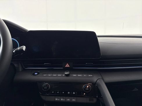 Certified 2025 Hyundai Elantra SEL FWD image 22