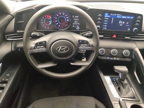 Used 2021 Hyundai Elantra SE FWD image 22