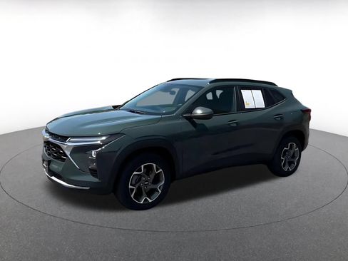 Used 2025 Chevrolet Trax LT FWD image 8
