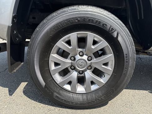Used 2018 Toyota Tacoma SR5 AWD/4WD image 10