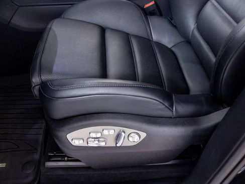 Certified 2026 Porsche Macan AWD/4WD image 10