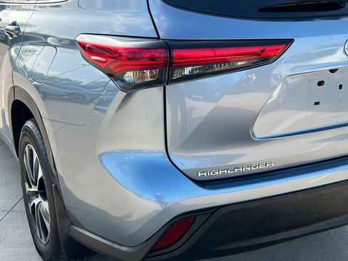 Used 2021 Toyota Highlander XLE AWD/4WD image 13