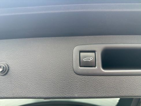 Used 2023 Toyota Highlander LE AWD/4WD image 12