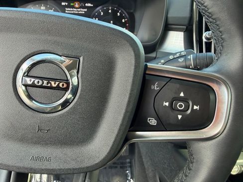 Used 2022 Volvo XC40 T5 Momentum image 19